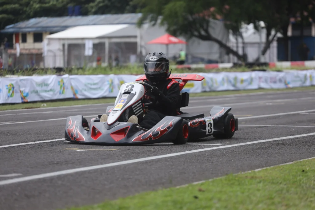 gokart elektrik ASWATAMA saat melaju test drive di sirkuit.