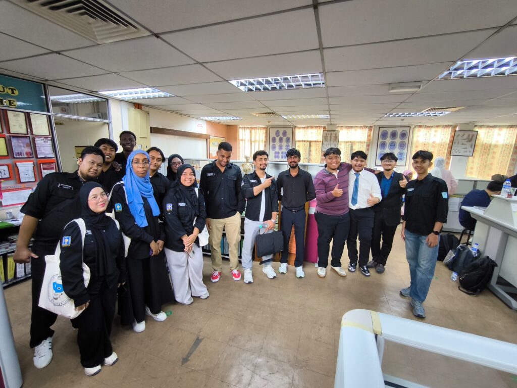 Mahasiswa IP Teknik Elektro UII berinteraksi dalam bahasa Inggris pada kunjungan akademik.
