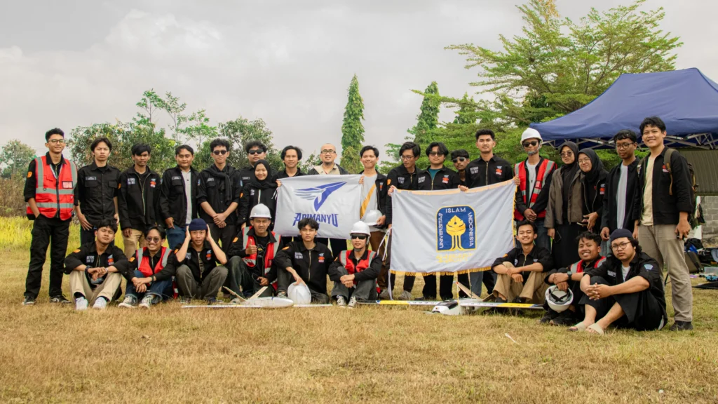 Anggota Tim Abimanyu UII dan dosen pembimbing berfoto bersama setelah lolos seleksi wilayah KRTI 2026