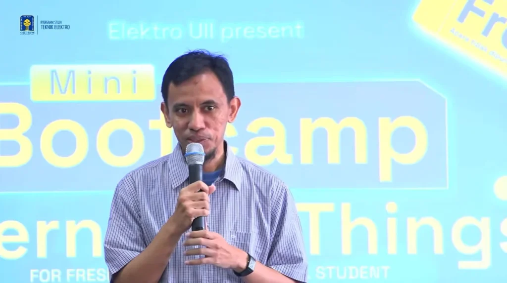 Sambutan Ketua Program Studi Teknik Elektro UII Firmansyah Nur Budiman Ph.D pada Mini Bootcamp Internet of Things