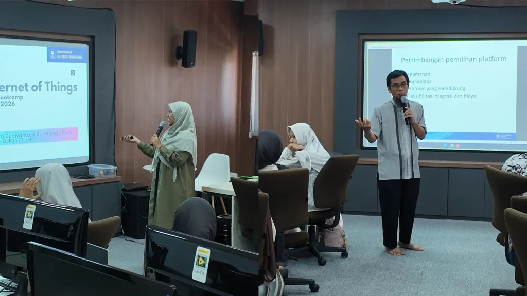Peserta Mini Bootcamp Internet of Things Teknik Elektro UII sedang melakukan praktik pemrograman ESP32